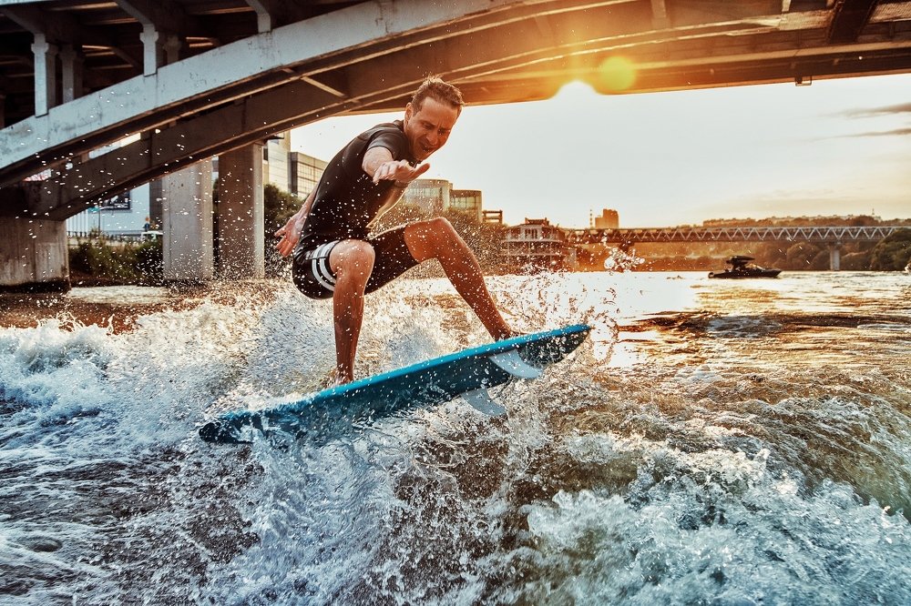 Серфер на закате