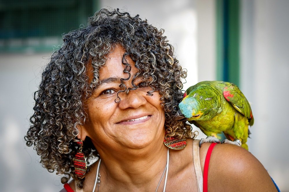 Brasileira e seu pássaro
