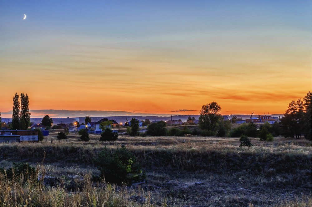 Когда наступают сумерки.. И месяц на небосводе..