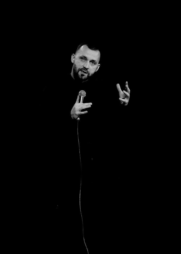 Белый в черном