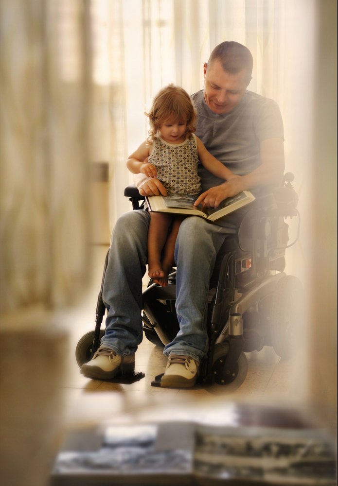 папа с сыном смотрят семейный альбом