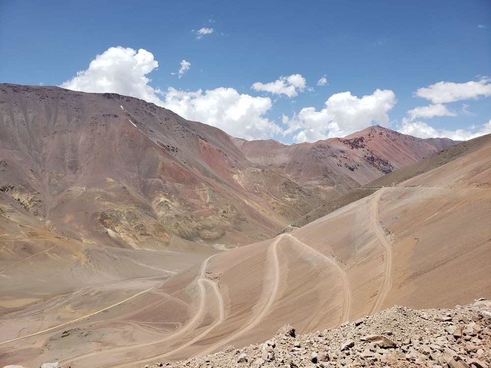 Piedra y camino