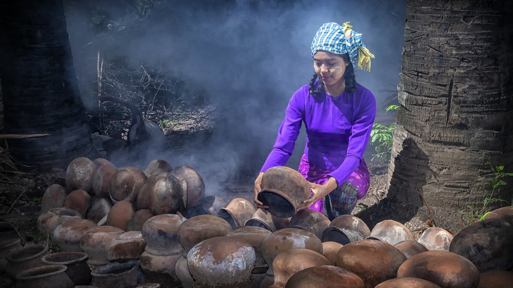 girl preparing for making palm juice