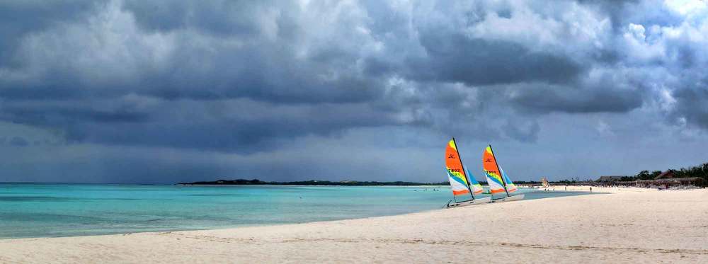 Пляж. Перед дождем