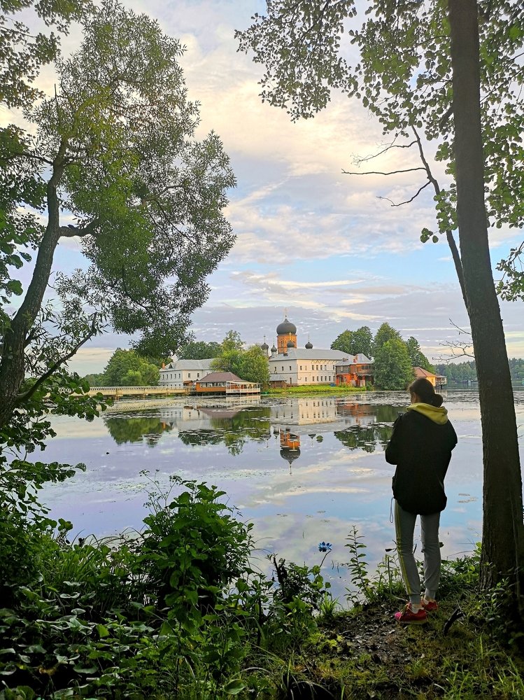 Озеро, монастырь, женщина , плавающий фонарик...