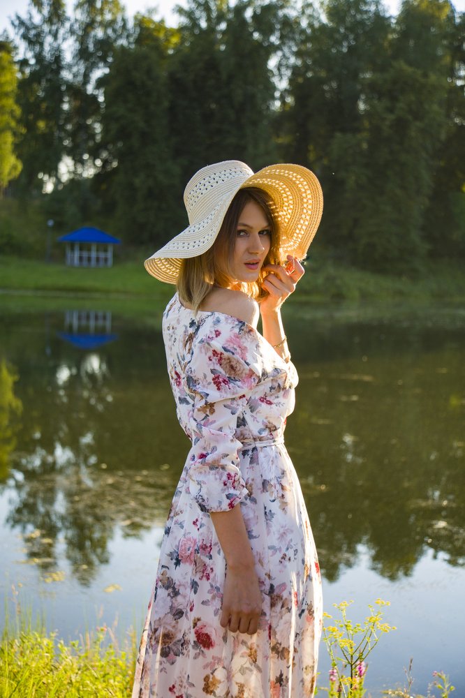 Молодая девушка у пруда