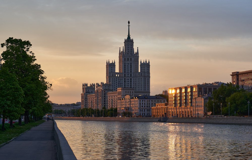 Kotelnicheskaya Embankment Building