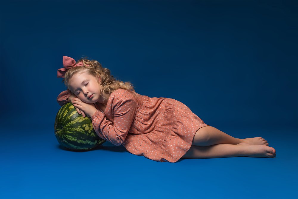 Девочка и арбуз