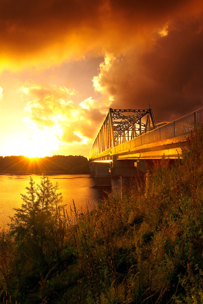 Мост в верховьях Волги на закате. / Bridge in the upper Volga at sunset.