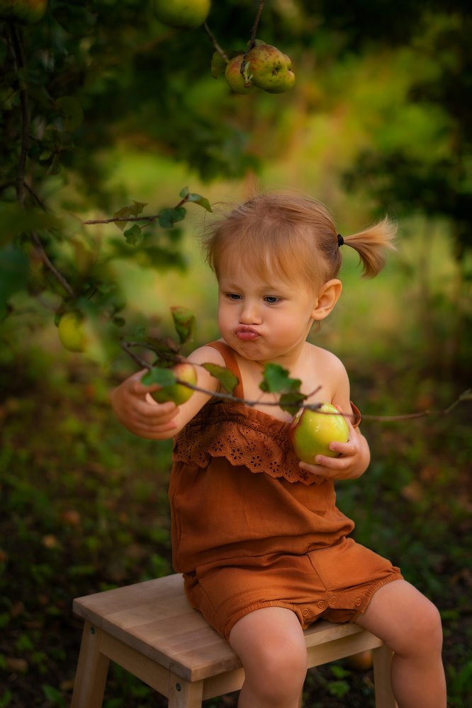 Девочка с яблоком