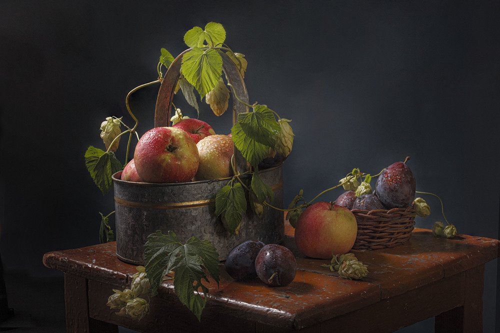 Яблоки и сливы.