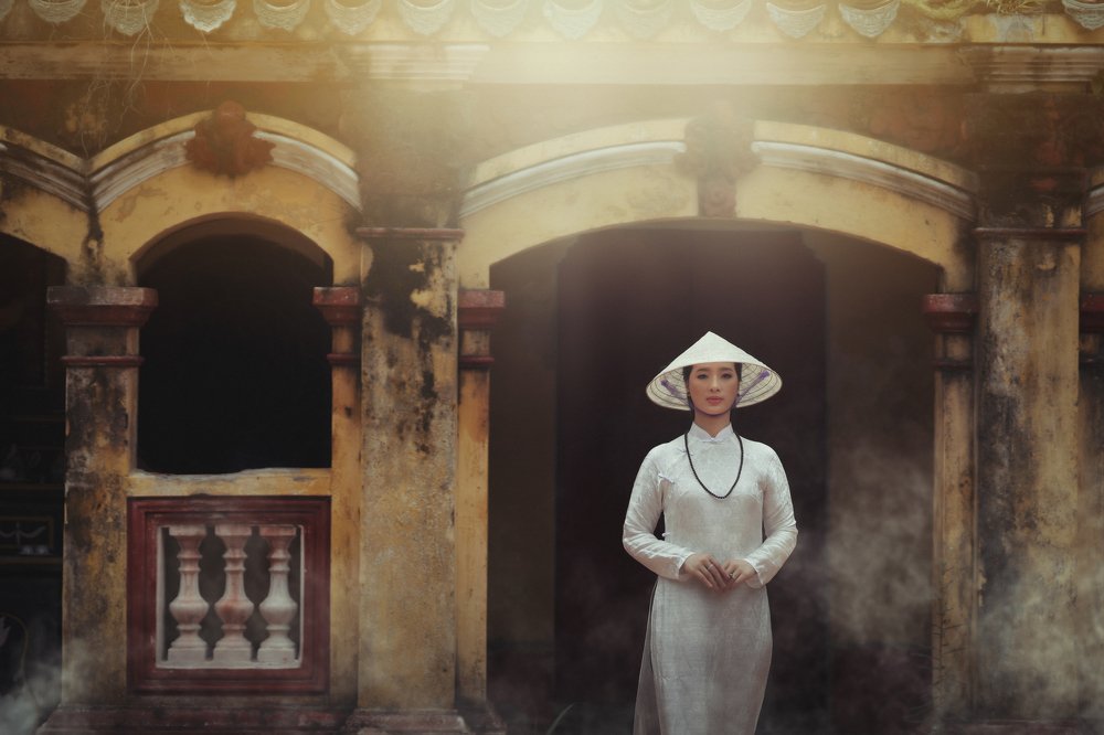 Hue girl in traditional Vietnamese ao dai