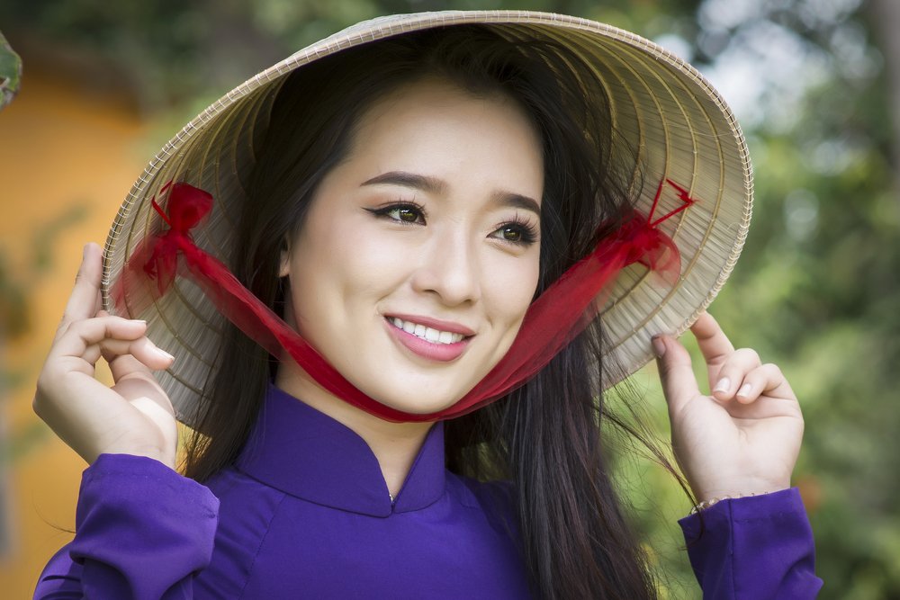 Hue girl in Vietnamese ao dai