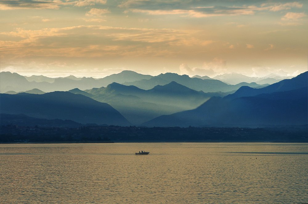 В целом мире мы одни...