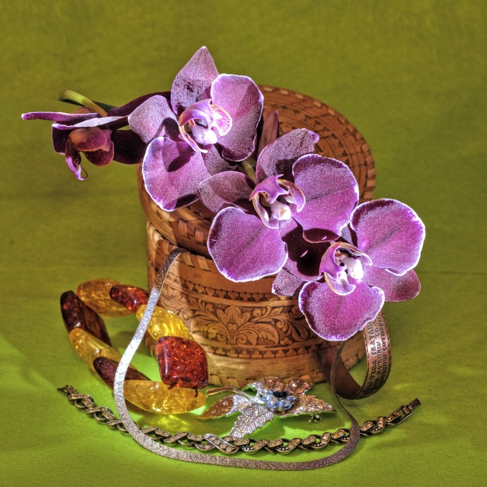 Цветы на бабушкиной шкатулке