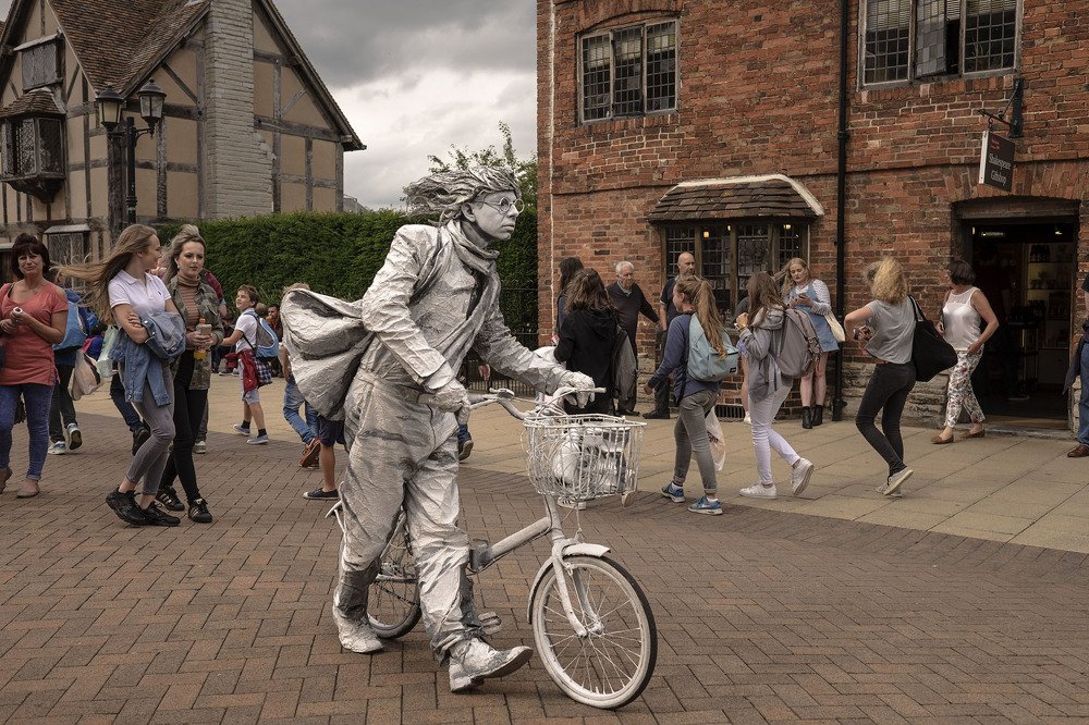 Белый велосипедист