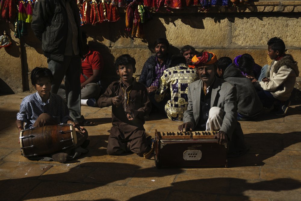 Street kids art performance