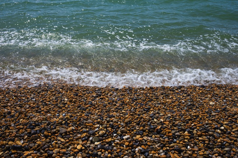 Вода и галька